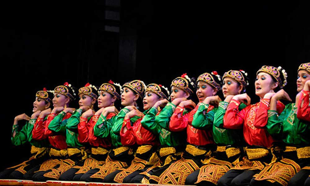 Kesenian Tari Saman berasal dari Kabupaten Gayo Lues Provinsi Aceh. Sumber: Pemerintah Kabupaten Pidie-Provinsi Aceh.