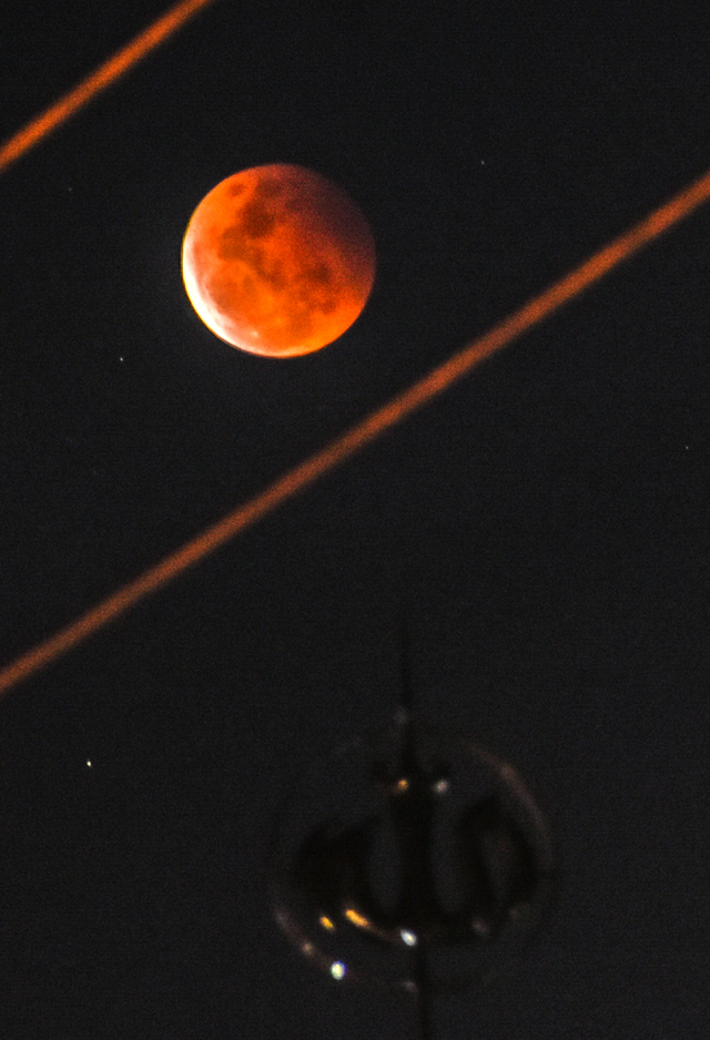 Fenomena gerhana bulan terlihat di langit Lombok, Mataram, NTB, Rabu (26/5/2021). Foto: Ahmad Subaidi/ANTARA FOTO