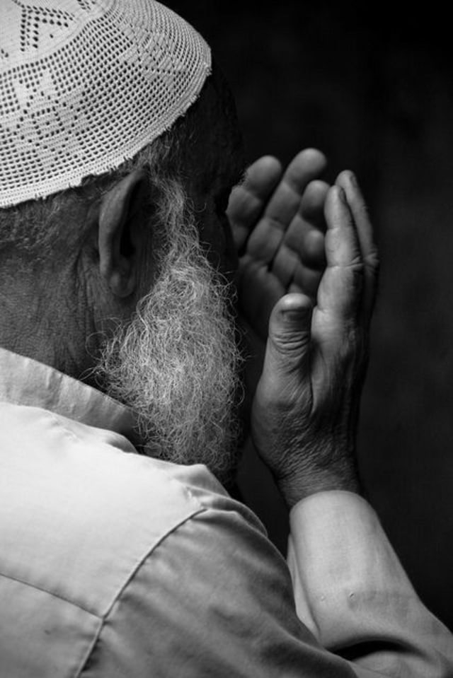Ilustrasi seorang Muslim mengucapkan Alhamdulillah. Foto: Pinterest