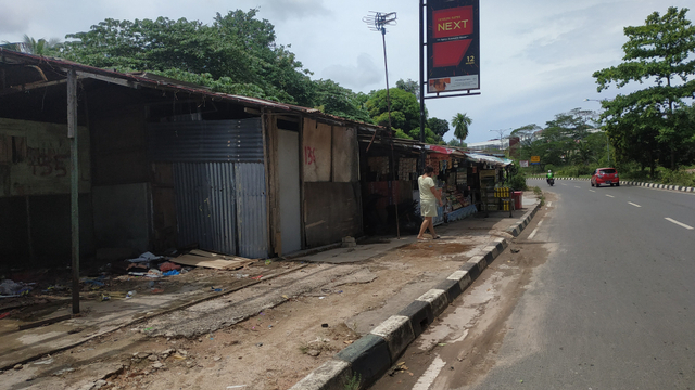 Kios di sepanjang jalan trans Barelang. Foto: Zalfirega/kepripedia.com