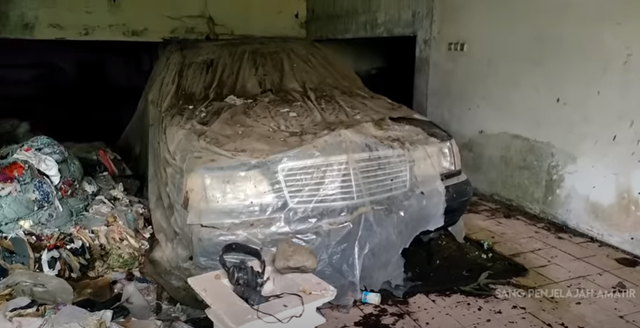 Mobil Mercedes Benz di garasi rumah kosong di Bandung. Foto: Tangkapan Layar YouTube Sang penjelajah Amatir