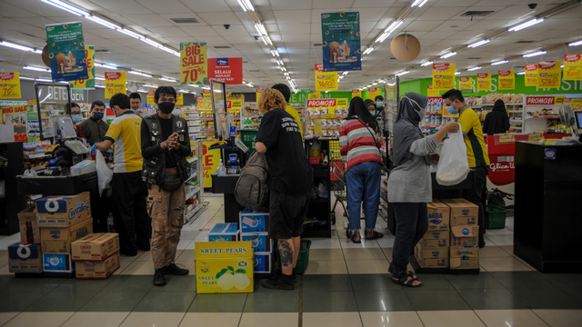Warga membeli kebutuhan pokok di gerai swalayan Giant di Bandung, Jawa Barat, Kamis (27/5/2021). Foto: Raisan Al Farisi/ANTARA FOTO