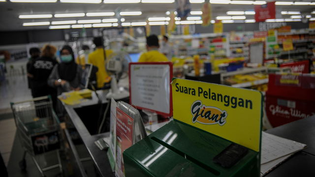 Suasana di gerai swalayan Giant di Bandung, Jawa Barat, Kamis (27/5/2021). Foto: Raisan Al Farisi/ANTARA FOTO