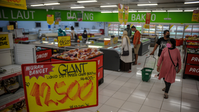 Warga membeli kebutuhan pokok di gerai swalayan Giant di Bandung, Jawa Barat, Kamis (27/5/2021). Foto: Raisan Al Farisi/ANTARA FOTO