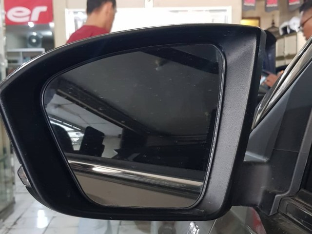 ilustrasi kaca spion mobil. (Foto: dok. Istimewa)