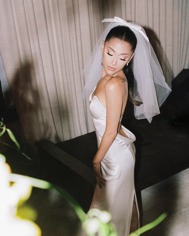 Potret Ariana Grande saat Pakai Gaun Pengantin Rancangan Desainer Vera Wang Foto: Instagram @arianagrande