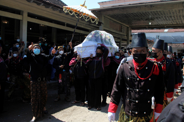 Suasana acara prosesi pemberangkatan jenazah putri Paku Buwono (PB) XII, GKR Retno Dumilah. Foto: Maulana Surya/Antara Foto