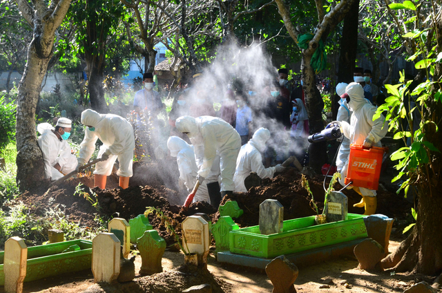 Pemakaman jenazah pasien corona di TPU Desa Bakalankrapyak, Kudus, Jawa Tengah, Kamis (27/5/2021). Foto: Yusuf Nugroho/Antara Foto