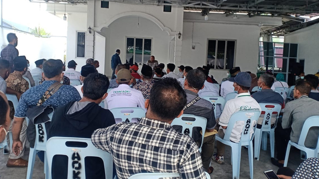 KERUMUNAN warga tergabung Tim Adil Orang Kita (AOK) membahas Bantuan Langsung Tunai (BLT) di rumah Bupati Kepulauan Meranti, Muhammad Adil, Kamis (27/5/2021), dibubarkan Satgas COVID-19. 