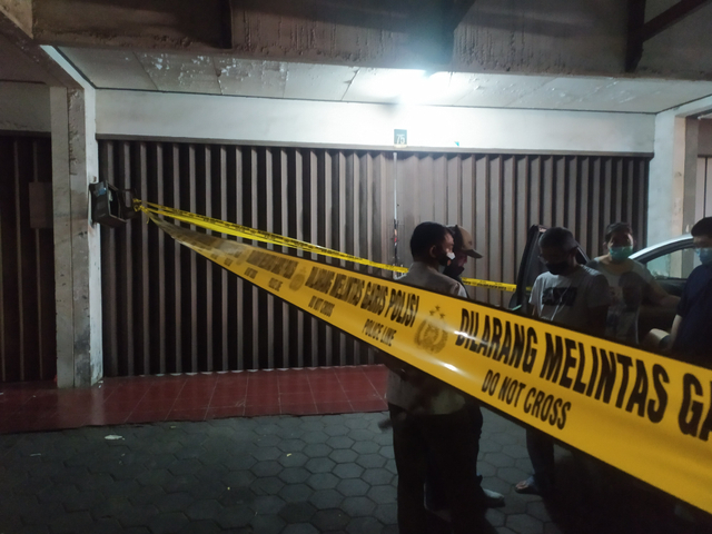 Garis polisi yang dipasang di toko plastik di Kota Bandung. Foto: Rachmadi Rasyad/kumparan