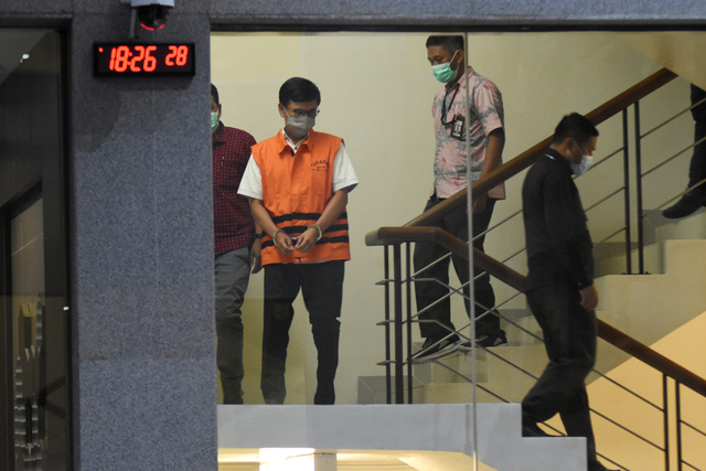 Tersangka mantan Direktur Utama Perumda Pembangunan Sarana Jaya (PDPSJ) Yoory C. Pinontoan (kiri) mengenakan rompi tahanan di Gedung Merah Putih KPK, Jakarta, Kamis (27/5/2021). Foto: Indrianto Eko Suwarso/Antara Foto