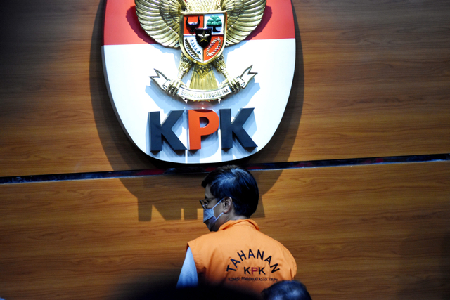Tersangka mantan Direktur Utama Perumda Pembangunan Sarana Jaya (PDPSJ) Yoory C. Pinontoan dihadirkan di Gedung Merah Putih KPK, Jakarta. Foto: Indrianto Eko Suwarso/Antara Foto