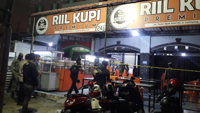 Tim gabungan TNI-Polri dan Satpol PP/WH Aceh, menyegel warung kopi (Warkop) di Banda Aceh, Kamis (27/5). Foto: Humas Polda Aceh
