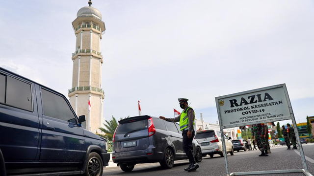 Razia protokol kesehatan COVID-19 di jalan depan Masjid Raya Baiturrahman, Kota Banda Aceh, Aceh, Kamis (25/5/2021). Foto: Suparta/acehkin