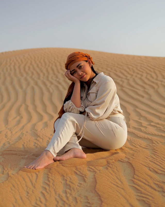 Rachel Vennya menikmai gurun pasir di Dubai. Foto: Instagram @rachelvennya