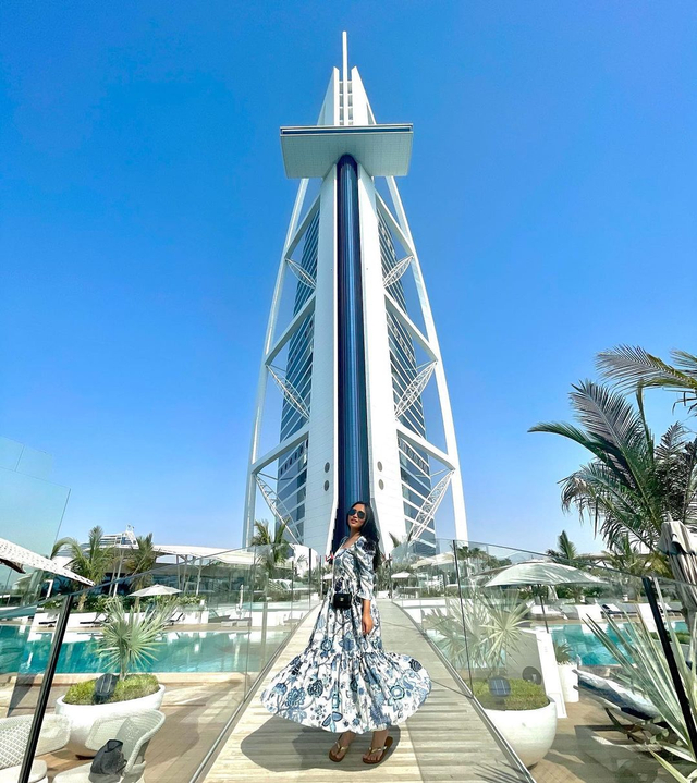 Rachel Vennya mengunjungi Burj Al-Arab di saat berlibur di Dubai. Foto: Instagram @rachelvennya