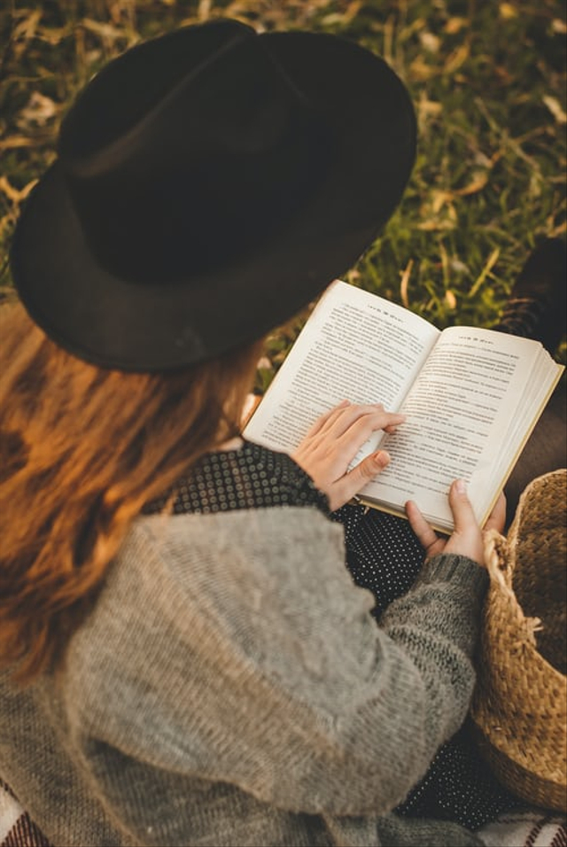 Ilustrasi membaca buku. Foto: Unsplash