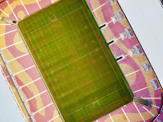 Menghitung luas lapangan dengan rumus luas persegi panjang (Foto: Carles Rabada via Unsplash).