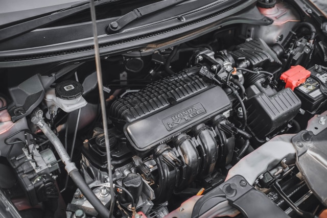 Mesin mobil Honda Brio RS. (Foto: Bangkit Jaya Putra)
