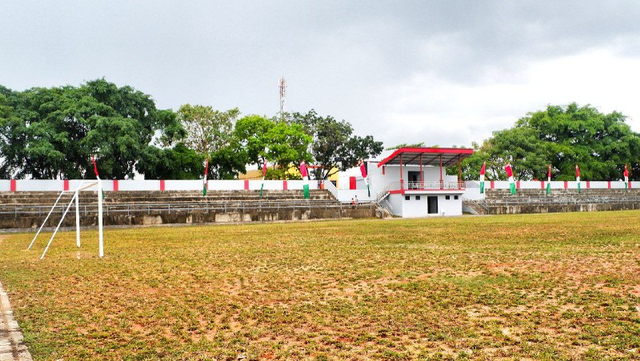 Penampakan bagian dalam Stadion Mini Waydadi, dengan kondisi rumput yang belum sepenuhnya tumbuh, Jumat (28/5) | Foto : Sidik Aryono/Lampung Geh
