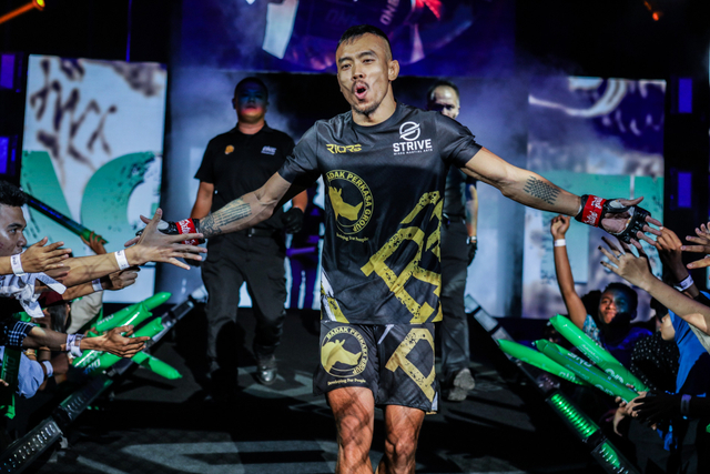 Atlet ONE Championship asal Indonesia, Rudy Agustian, berjalan memasuki arena dalam salah satu laganya. Foto: ONE Championship