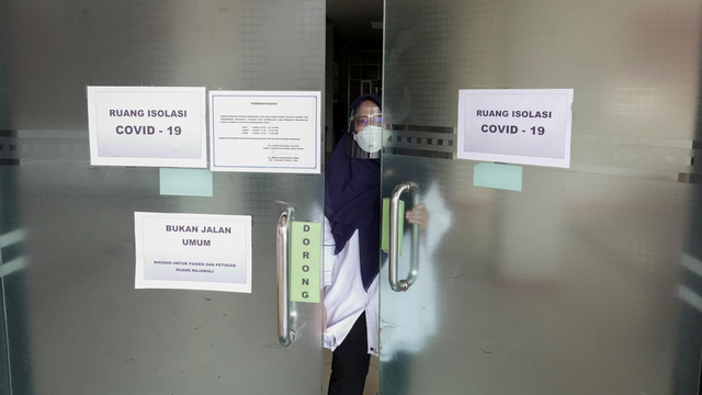 Seorang tenaga kesehatan berada di ruang isolasi Rajawali yang merawat ABK Kapal Hilma Bulker asal Filipina yang terpapar COVID-19 varian India di RSUD Cilacap, Jateng, Jumat (28/5/2021). Foto: Idhad Zakaria/ANTARA FOTO
