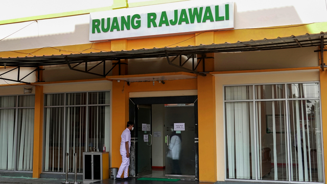 Dua orang tenaga kesehatan berada di ruang isolasi Rajawali yang merawat ABK Kapal Hilma Bulker asal Filipina yang terpapar COVID-19 varian India di RSUD Cilacap, Jateng, Jumat (28/5/2021). Foto: Idhad Zakaria/ANTARA FOTO