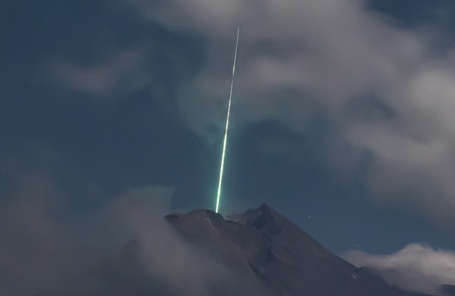 Foto yang viral diduga meteor jatuh di Puncak Merapi. Foto: dok. Gunarto Song