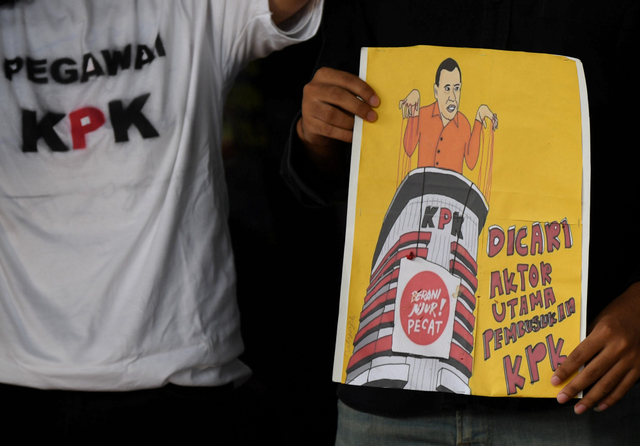Poster yang dibawa sejumlah pegiat anti korupsi menggelar aksi ruwatan rakyat untuk KPK di Gedung KPK lama, Jalan HR Rasuna Said Kavling C1, Jakarta, Jumat (28/5/2021). Foto: Akbar Nugroho Gumay/Antara Foto