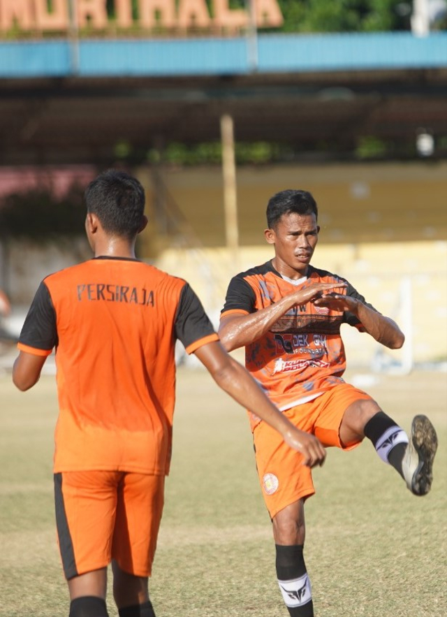 Pemain Persiraja menjalani latihan di Stadion H Dimurthala, Banda Aceh, untuk persiapan menghadapi Liga 1 2021. Foto-foto: Ariful Usman untuk acehkini
