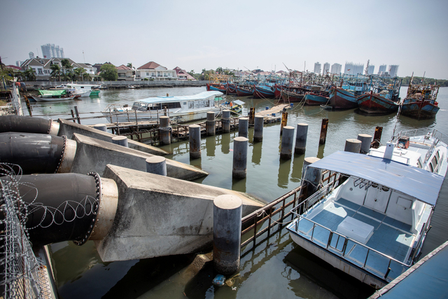 Sejumlah kapal bersandar di dekat Stasiun Pompa Waduk Pluit Timur di kawasan Muara Baru, Jakarta Utara, Jumat (28/5/2021). Foto: Dhemas Reviyanto/Antara Foto