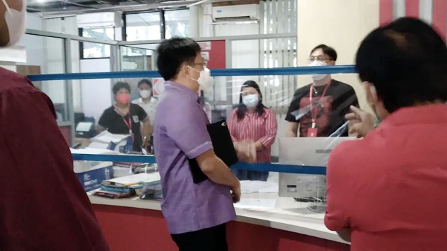 Wali Kota Manado Andrei Angouw berdiskusi dengan ASN yang bertugas di kantor PTSP