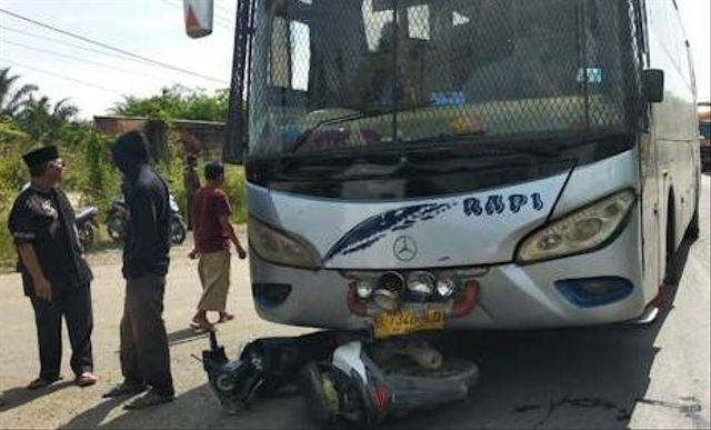 Kondisi sepeda motor yang ditabrak oleh bus AKAP di Persimpangan Sitiung 5 Koto Padang, Kabupaten Dharmasraya, Sumatera Barat, Jumat (28/5/2021). Foto: dok Polres Dharmasraya