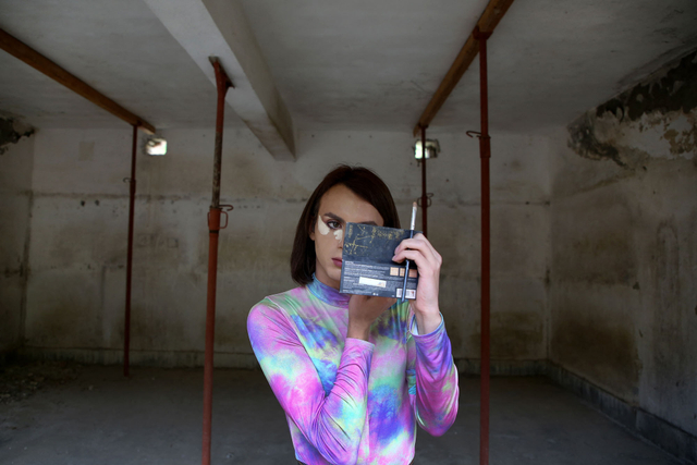 Transgender Albania Luana, merias wajahnya sebelum pemotretan (17/5). Foto: Gent SHKULLAKU / AFP
