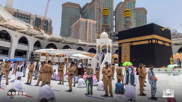 Penjagaan imam/khatib salat Jumat di Masjidil Haram (28/5/2021),  diperkekat seminggu setelah terjadi upaya penyerangan.  Foto: Dok. gph.gov.sa