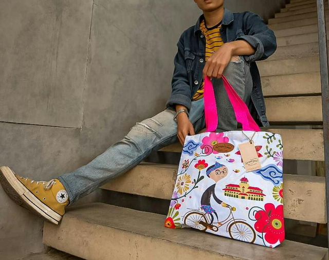 Sejumlah ikon di Kota Bandung dan Jawa Barat, hadir dalam tampilan sampurasun Totte Bag milik pasangan Angga Nugraha dan Ainiy Shaesarita. (Dok.ciremaitoday)
