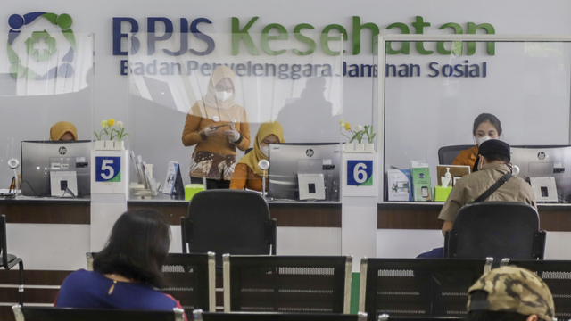 Petugas melayani peserta Jaminan Kesehatan Nasional - Kartu Indonesia Sehat (JKN-KIS) di kantor Badan Penyelenggara Jaminan Sosial (BPJS) . Foto: ANTARA FOTO/Teguh Prihatna