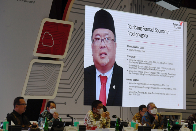 Layar menampilkan profil Bambang Brodjonegoro saat Rapat Umum Pemegang Saham (RUPS) RUPS Tahunan PT Telkom Indonesia (Persero) Tahunan Tahun Buku 2020. Foto: ANTARA FOTO/Hafidz Mubarak A