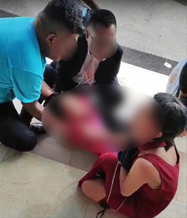 Korban GFS alias Alen, calon pengantin yang melompat dari jendela kamar hotel yang berada di lantai 7 saat dievakuasi dari hotel dan hendak dibawa ke rumah sakit. (foto: istimewa)