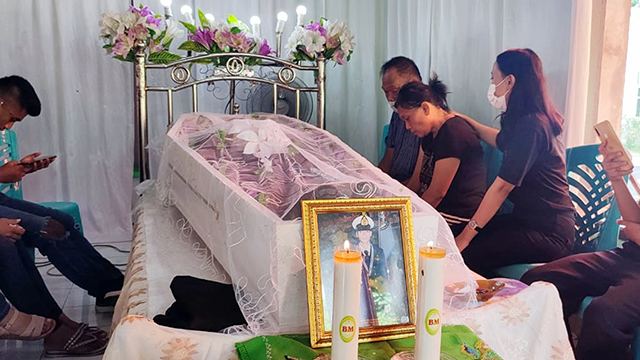 Jenazah GFS alias Alen, calon pengantin yang lompat dari lantai 7 hotel di Kota Manado, Sulawesi Utara, disemayamkan di rumah duka yang ada di Desa Tateli, Kabupaten Minahasa. (foto: anes tumengkol/manadobacirita)