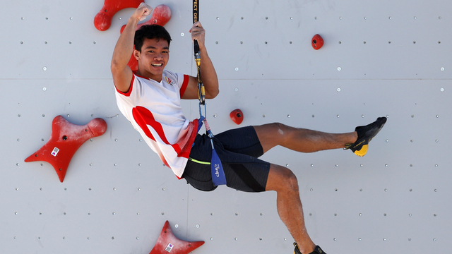 Atlet panjat tebing Indonesia Kiromal Katibin usai memecahkan rekor dalam kejuaraan Piala Dunia Panjat Tebing 2021, di Salt Lake City, Utah, Amerika Serikat, Jumat (28/5). Foto: Jeffrey Swinger-USA TODAY Sports/REUTERS