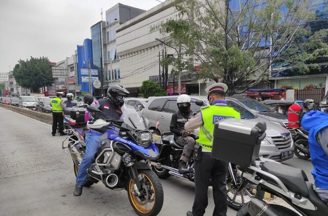 Sejumlah pengendara motor gede (moge) diberikan tindakan tilang oleh polisi karena memasuki jalur khusus Busway. Foto: Instagram/@tmcpoldametro