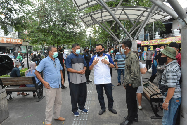Wakil Walikota Yogyakarta Heroe Poerwadi saat meninjau para pedagang di Malioboro, Sabtu (29/5/2021). Foto: istimewa.