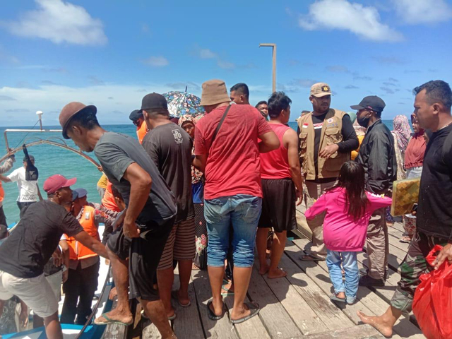Proses Evakuasi korban KM Karya Indah. Foto: Iwan Setiawan Umamit/cermat