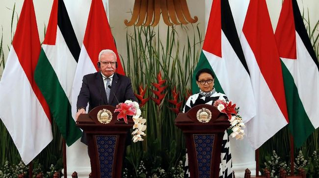 Menlu RI Ibu Retno Marsudi dalam salah satu acara dukungan terhadap Palestina (gambar dari REUTER/Willy Kurniawan), 