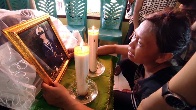 Ibu dari GFS alias Alen, calon pengantin yang meninggal di hari pernikahan, menangis di depan foto anaknya. (foto: febry kodongan/manadobacirita)