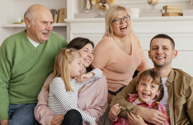 Ilustrasi foto happy family : www.freepik.com