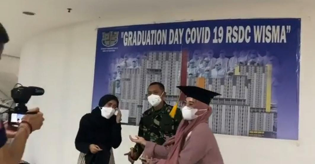 Arafah Rianti dan Fatin Shidqia Lubis usai menjalani 'wisuda S.Cov'. Foto: Istimewa