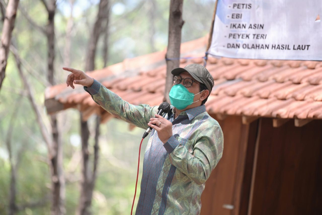 Mendes PDTT Abdul Halim Iskandar mengunjungi BUMDes Jenu Raya di Komplek Kantor Kecamatan Jenu, dan Desa Wisata Pantai Semilir di Desa Socorejo Kecamatan Jenu, Kabupaten Tuban, Jawa Timur, Minggu (30/5).  Foto: Kemendes PDTT