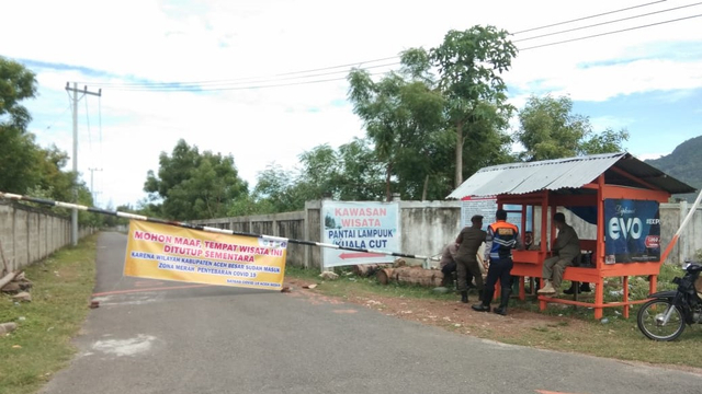 Pintu masuk lokasi wisata yang ditutup. Foto: Polisi